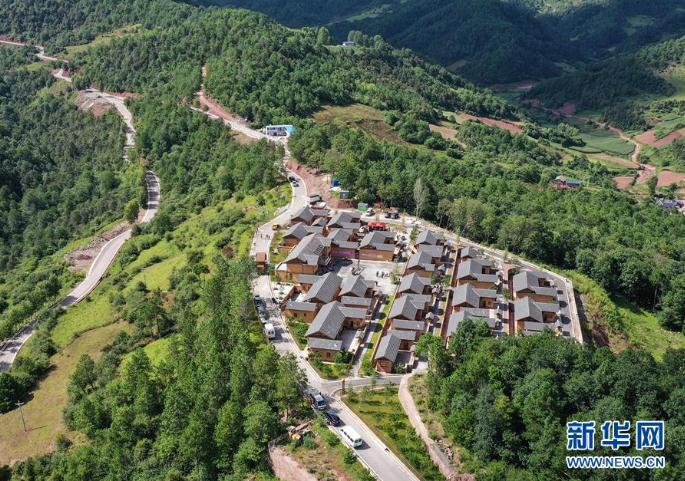 坐落在四川省涼山彝族自治州昭覺縣三岔河鄉(xiāng)的三河新村定居點房屋錯落有致、環(huán)境優(yōu)美（8月10日攝，無人機照片）。 新華社記者 李賀 攝