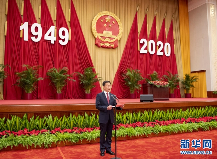 9月30日晚，國務(wù)院在北京人民大會堂舉行國慶招待會，熱烈慶祝中華人民共和國成立七十一周年。中共中央政治局常委、國務(wù)院副總理韓正主持招待會。 新華社記者 李學(xué)仁 攝