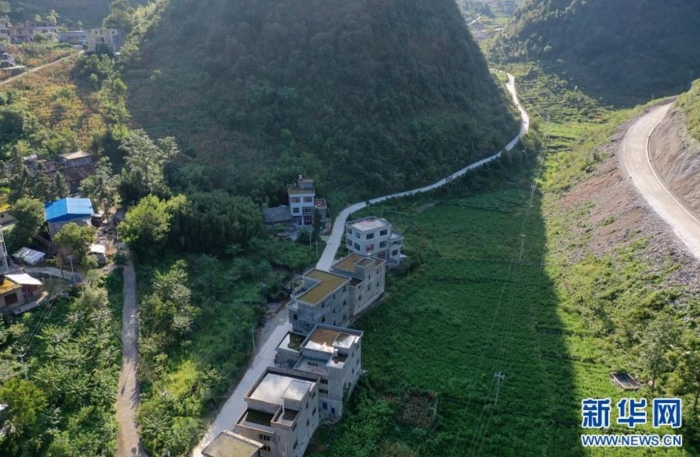 貴州省紫云苗族布依族自治縣大營(yíng)鎮(zhèn)大營(yíng)村不少民居樓頂都用于存蓄雨水（8月25日攝，無(wú)人機(jī)照片）。新華社記者 劉續(xù) 攝