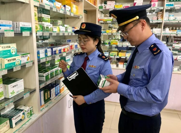 圖為該局執(zhí)法人員在一家藥店檢查藥品儲存條件是否達標。