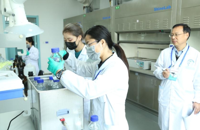 圖為在檢驗操作技能考核環(huán)節(jié)中，參賽選手正在做藥品檢測。（丁怡媛攝）