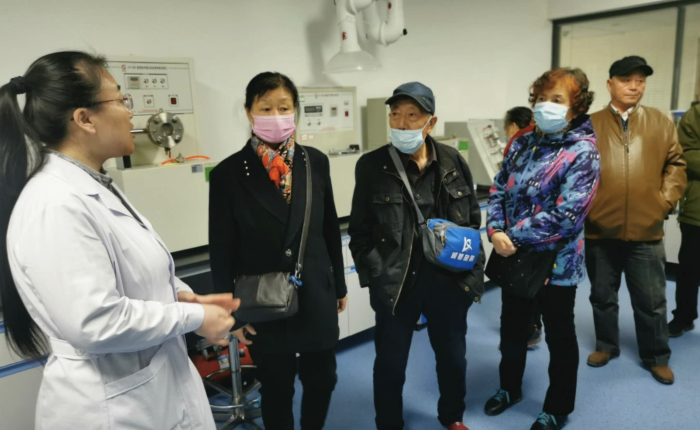 寧夏藥品檢驗研究院檢驗人員向參觀者講解檢驗儀器的作用和操作方法