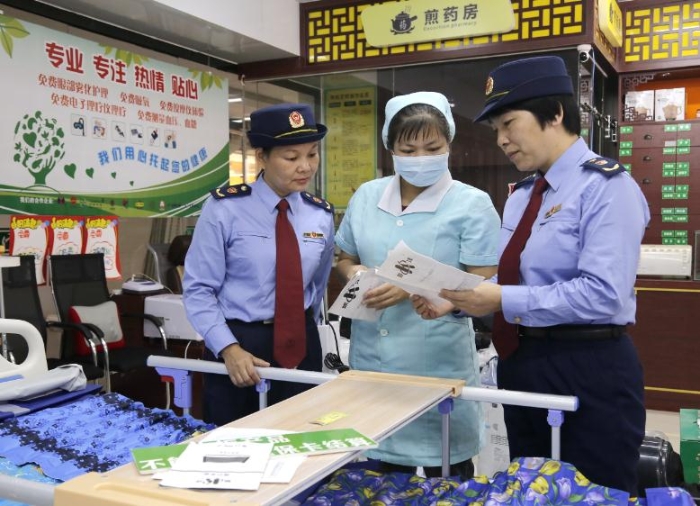 廣西防城港市深入企業(yè)檢查醫(yī)療器械經(jīng)營企業(yè)