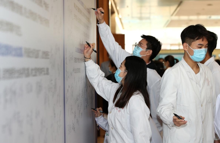 2020年“全國安全用藥月”陜西啟動儀式現(xiàn)場，醫(yī)療機(jī)構(gòu)工作人員在承諾墻上簽字（趙光 攝）