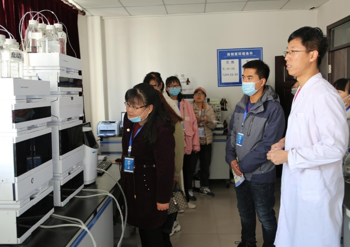 圖為四平檢查分局、四平市食藥檢所聯(lián)合舉辦“走進(jìn)檢驗(yàn)機(jī)構(gòu)，關(guān)注藥品安全”開(kāi)放日活動(dòng)。