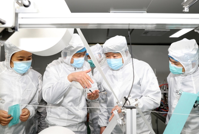 督導(dǎo)組一行在西安比亞迪電子有限公司檢查醫(yī)用口罩生產(chǎn)情況