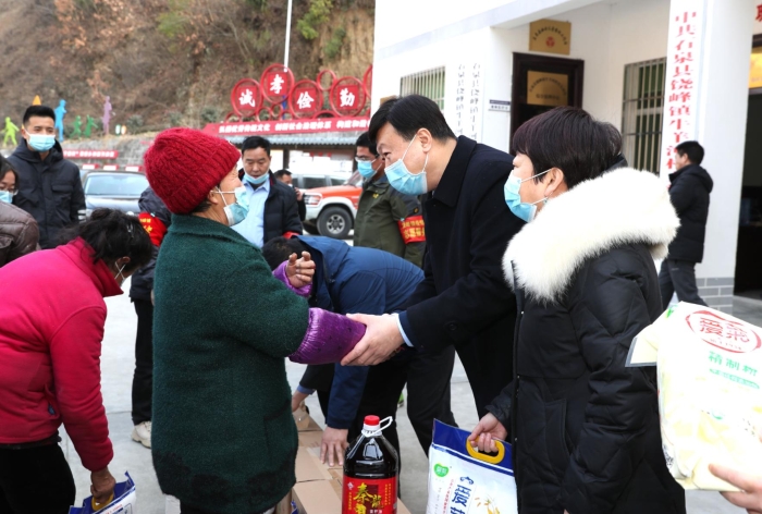 陜西省藥監(jiān)局黨組書記、局長應(yīng)宏鋒赴省局精準(zhǔn)扶貧結(jié)對幫扶的石泉縣慰問調(diào)研 趙光攝