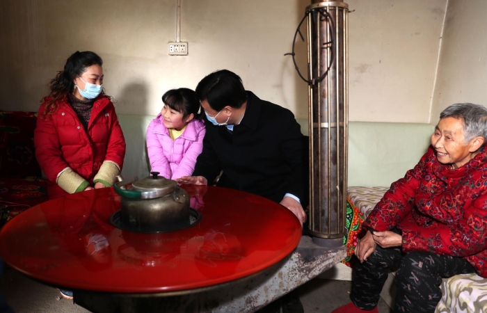 與群眾一起拉家常，談變化，深入了解生產(chǎn)、生活情況 趙光攝