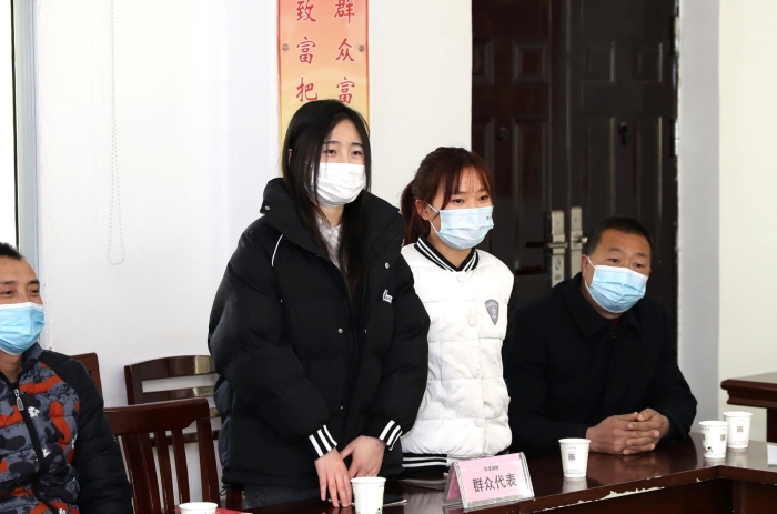 開展座談，聽取駐村工作隊(duì)脫貧攻堅(jiān)工作情況和群眾代表的感受 趙光攝