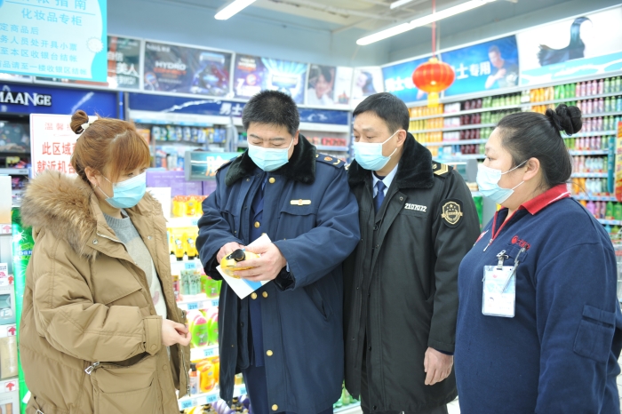 遼寧錦州 開展節(jié)前化妝品安全檢查  圖為該局工作人員在錦州大潤(rùn)發(fā)古塔店化妝品專柜進(jìn)行檢查_7264 (1)