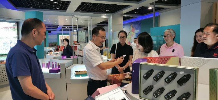 圖為吉林省藥監(jiān)局藥品安全總監(jiān)李金波（左二）調研化妝品生產企業(yè)。