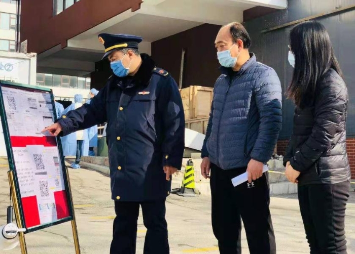 圖為昌平區(qū)市場監(jiān)管局執(zhí)法人員檢查一家核酸檢測機構(gòu)收費情況。