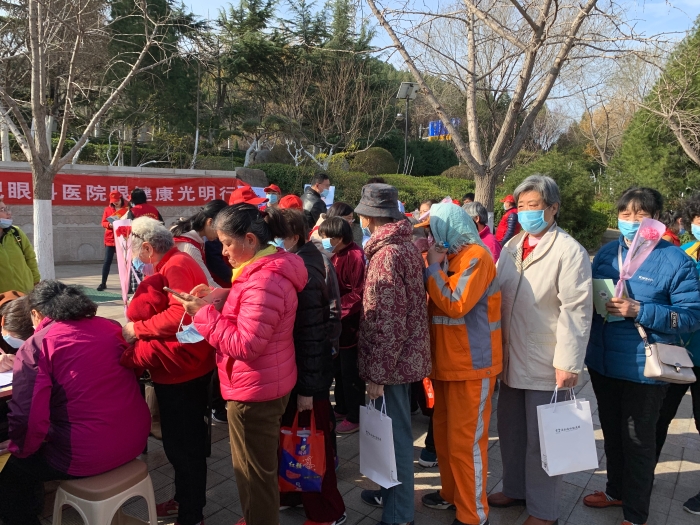 圖為社區(qū)居民排隊參加義診活動。