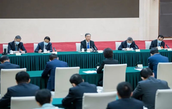 3月6日，中共中央政治局常委、全國政協(xié)主席汪洋看望出席全國政協(xié)十三屆四次會(huì)議的民進(jìn)、九三學(xué)社界委員并參加討論。新華社記者 高潔 攝