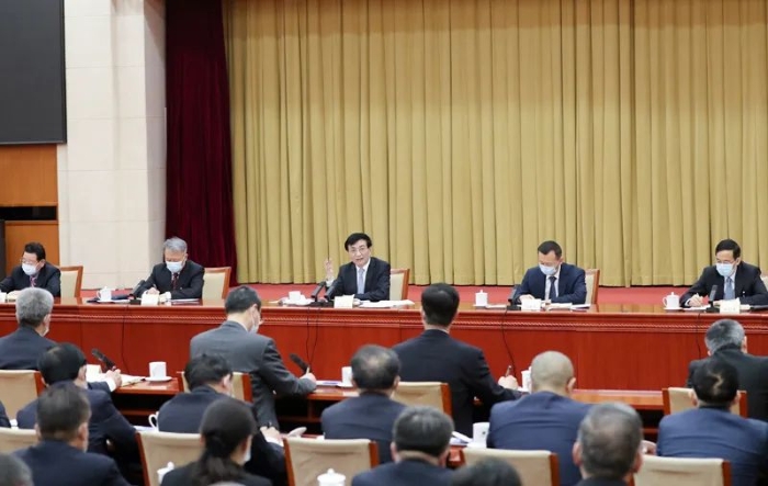 3月6日，中共中央政治局常委、中央書記處書記王滬寧看望出席全國政協(xié)十三屆四次會(huì)議的社會(huì)科學(xué)界委員并參加討論。新華社記者 丁海濤 攝