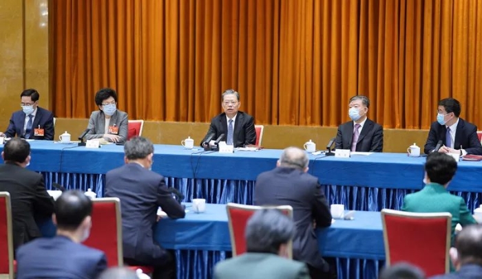 3月6日，中共中央政治局常委、中央紀(jì)委書記趙樂際看望出席全國政協(xié)十三屆四次會(huì)議的農(nóng)工黨、體育界委員并參加討論。新華社記者 張領(lǐng) 攝