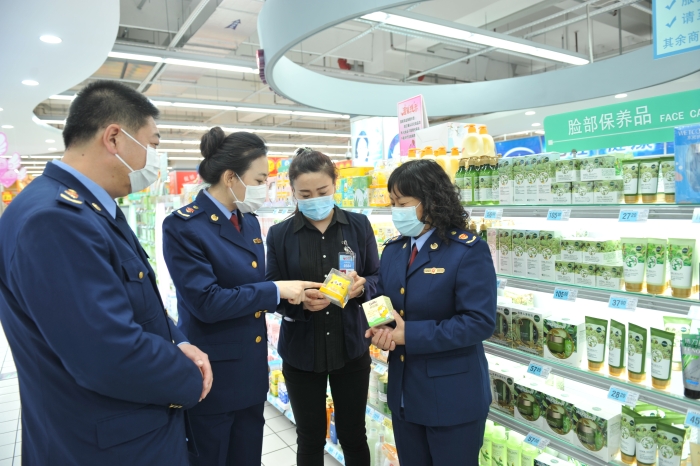 圖為該局工作人員在大型商超化妝品專柜進(jìn)行檢查。