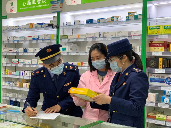 圖為該分局執(zhí)法人員對相關(guān)藥品銷售情況進(jìn)行核查。