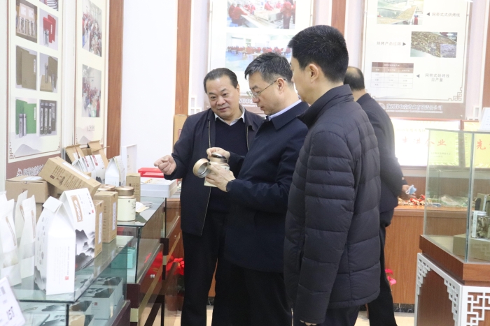 圖為調(diào)研組在企業(yè)產(chǎn)品展覽室了解中藥材開發(fā)等情況。