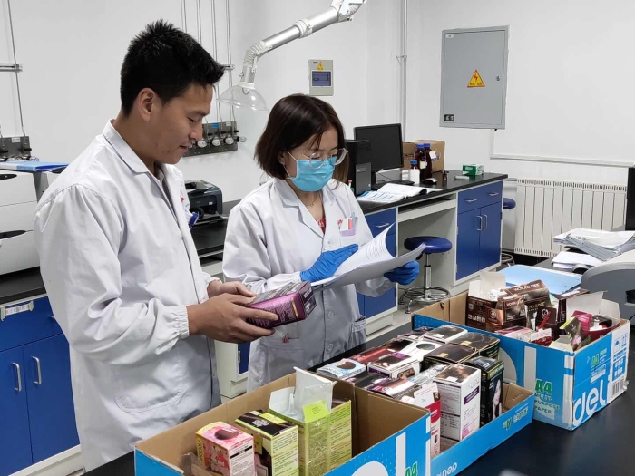 圖為實(shí)驗(yàn)人員正在開(kāi)展化妝品檢驗(yàn)工作。（郭凱寧攝）