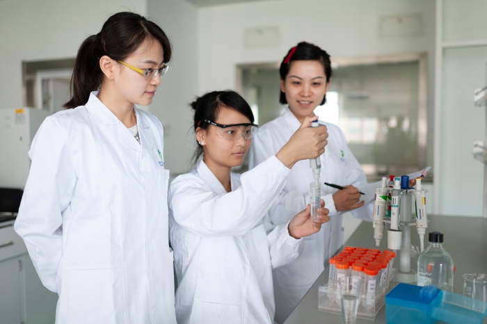 圖為工作人員開展非法添加檢驗(yàn)工作。 程巧鴛 供圖 