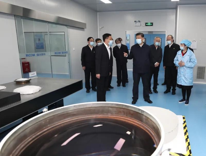 3月22日至25日，中共中央總書記、國家主席、中央軍委主席習(xí)近平在福建考察。這是24日下午，習(xí)近平在福州福建福光股份有限公司考察。新華社記者 王曄 攝