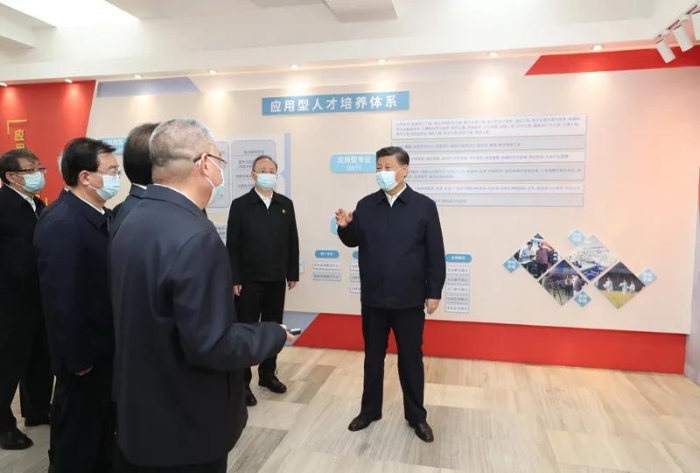 3月22日至25日，中共中央總書記、國家主席、中央軍委主席習(xí)近平在福建考察。這是25日上午，習(xí)近平在福州閩江學(xué)院，參觀校史和應(yīng)用型辦學(xué)成果展示。新華社記者 王曄 攝