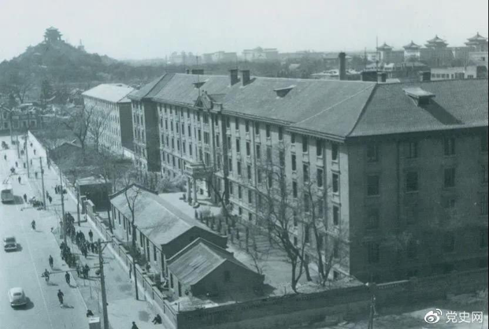 北京大學(xué)紅樓。1918年8月至1919年3月毛澤東在北京期間，曾在這里擔(dān)任圖書館助理員。