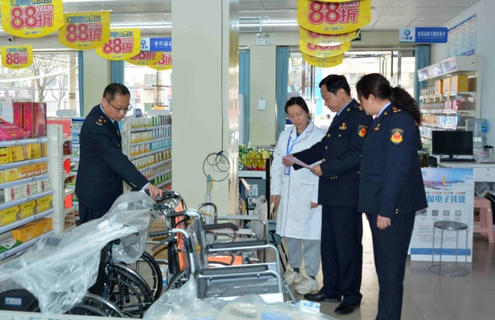 圖為4月15日，執(zhí)法人員檢查藥店醫(yī)療器械。