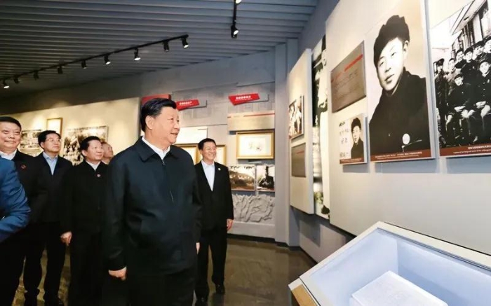 2018年9月25日至28日，中共中央總書記、國家主席、中央軍委主席習(xí)近平在東北三省考察，主持召開深入推進(jìn)東北振興座談會。這是28日上午，習(xí)近平在遼寧撫順市參觀雷鋒紀(jì)念館?！⌒氯A社記者 鞠鵬/攝