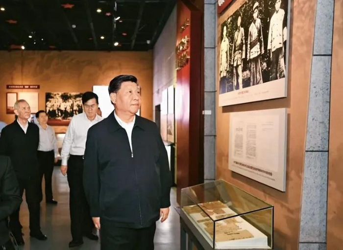 2019年5月20日至22日，中共中央總書記、國家主席、中央軍委主席習(xí)近平在江西考察，主持召開推動中部地區(qū)崛起工作座談會并發(fā)表重要講話。這是習(xí)近平在贛州市于都縣中央紅軍長征出發(fā)紀(jì)念館參觀，緬懷當(dāng)年黨中央和中央紅軍在蘇區(qū)浴血奮戰(zhàn)的崢嶸歲月。 新華社記者 謝環(huán)馳/攝