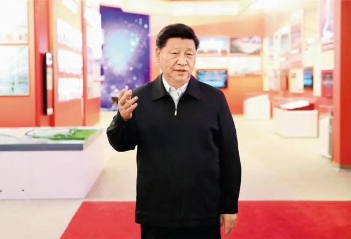 2019年9月23日，黨和國家領(lǐng)導(dǎo)人習(xí)近平、李克強(qiáng)、汪洋、王滬寧、趙樂際、韓正、王岐山等在北京展覽館參觀“偉大歷程 輝煌成就——慶祝中華人民共和國成立70周年大型成就展”。這是中共中央總書記、國家主席、中央軍委主席習(xí)近平在展覽上講話。 新華社發(fā) 盛佳鵬/攝
