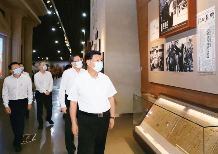 2020年8月18日至21日，中共中央總書記、國家主席、中央軍委主席習(xí)近平在安徽省考察。這是19日下午，習(xí)近平在合肥市參觀渡江戰(zhàn)役紀(jì)念館，重溫革命歷史，緬懷革命先輩的豐功偉績。　新華社記者 鞠鵬/攝