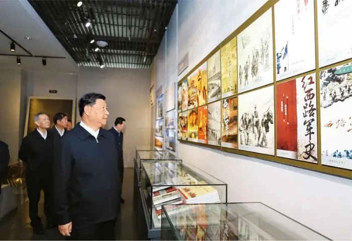 2020年11月12日，浦東開發(fā)開放30周年慶祝大會在上海市舉行。中共中央總書記、國家主席、中央軍委主席習(xí)近平在會上發(fā)表重要講話。這是當(dāng)天上午，習(xí)近平等參觀“在國家戰(zhàn)略的引領(lǐng)下——浦東開發(fā)開放30周年主題展”。 新華社記者 殷博古/攝