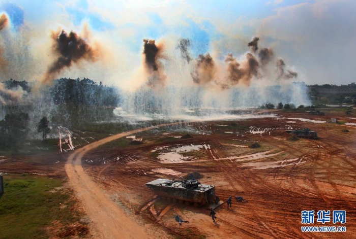 2016年9月14日，在“海上聯(lián)合-2016”軍事演習(xí)中，中俄海軍陸戰(zhàn)隊混編陸戰(zhàn)分隊對島礁防御之“敵”發(fā)起進攻。新華社記者 查春明 攝