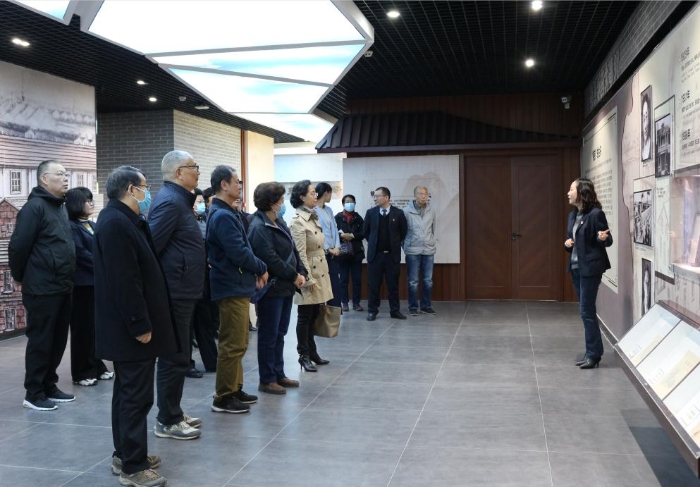 圖為老干部們參觀企業(yè)發(fā)展情況。