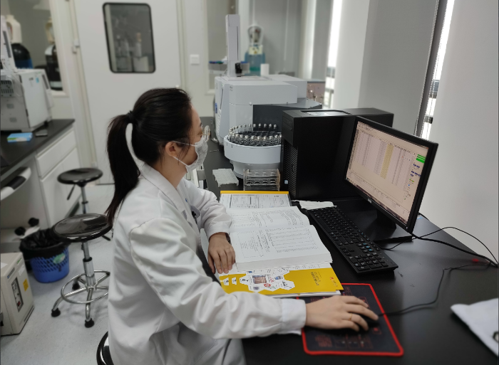 圖為工作人員正在檢測植物精油中的致敏風(fēng)險成分。肖樹雄