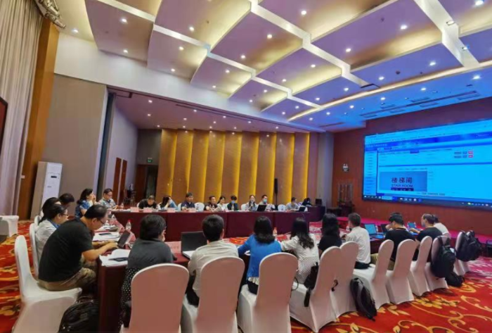 圖為技術(shù)人員研討系統(tǒng)建設(shè)方案。中國(guó)食品藥品檢定研究院供圖