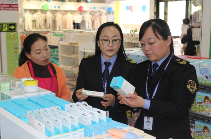 圖為該局執(zhí)法人員在邢莊鄉(xiāng)一母嬰用品專賣店檢查兒童化妝品包裝及產(chǎn)品質(zhì)量。