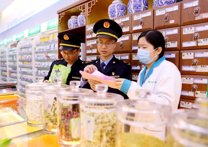 圖為5月11日該局執(zhí)法人員在一家藥店現(xiàn)場核查中藥飲片購進(jìn)驗收記錄。