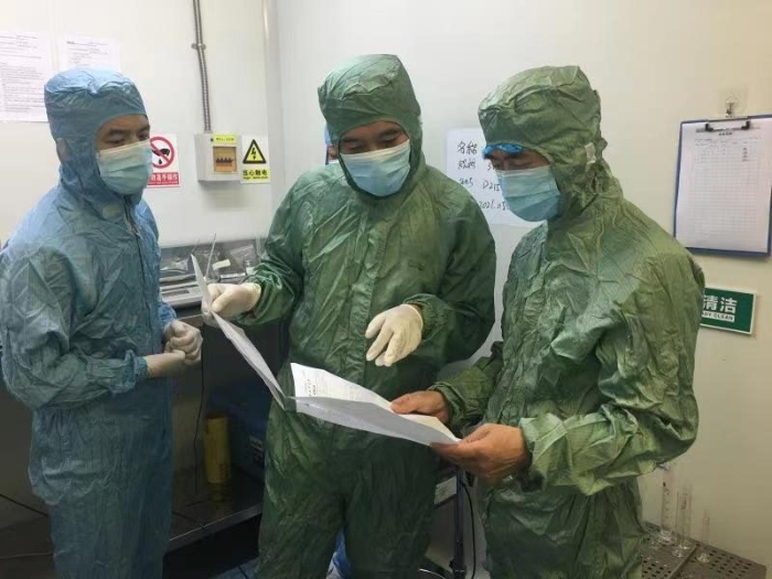 圖為該局執(zhí)法人員在某化妝品企業(yè)檢查。