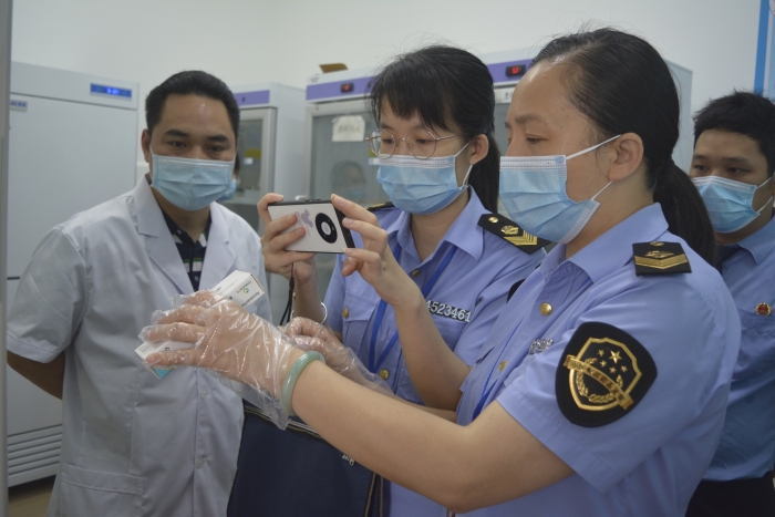 圖為檢查現(xiàn)場。