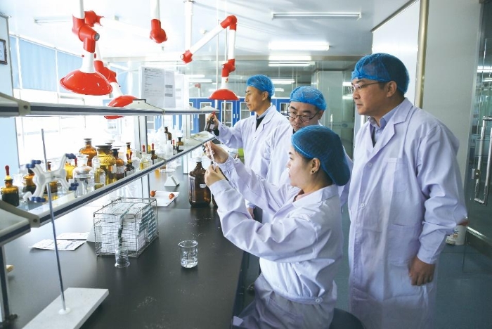 藥品監(jiān)管工作人員對(duì)藥品生產(chǎn)企業(yè)開展現(xiàn)場檢查