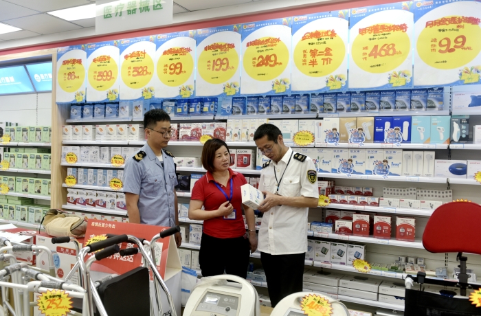 圖為該局執(zhí)法人員在一家藥店檢查醫(yī)療器械。
