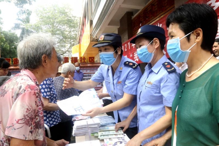 圖為該局向群眾發(fā)放科普宣傳材料。