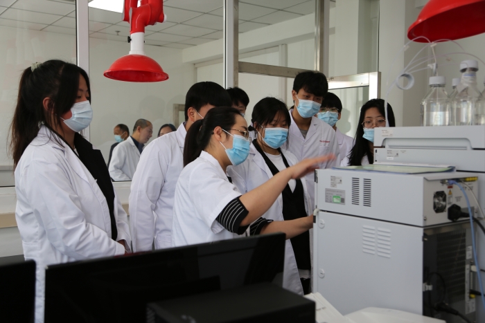 圖為工作人員介紹化妝品檢驗(yàn)設(shè)備使用方法。