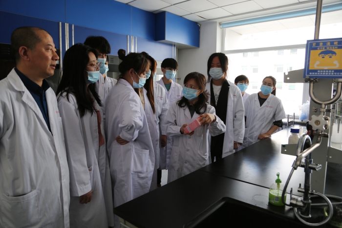 圖為工作人員講解化妝品選購(gòu)知識(shí)。