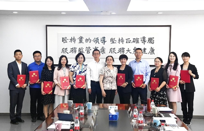 圖為專家委員獲頒聘任證書。