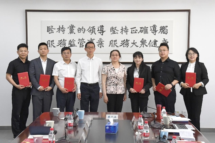 圖為特聘講師獲頒聘任證書。