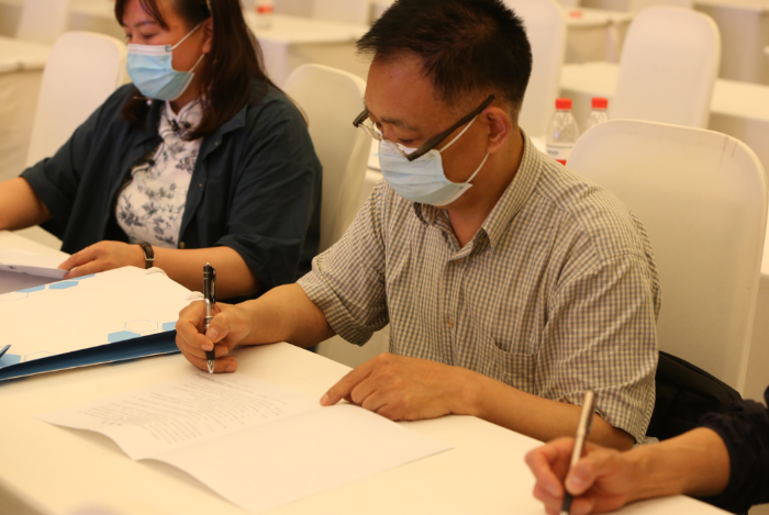 圖為北京50家醫(yī)療器械生產(chǎn)企業(yè)法定責(zé)任人與北京市藥監(jiān)局第一分局簽訂《醫(yī)療器械生產(chǎn)企業(yè)質(zhì)量安全管理承諾書》。